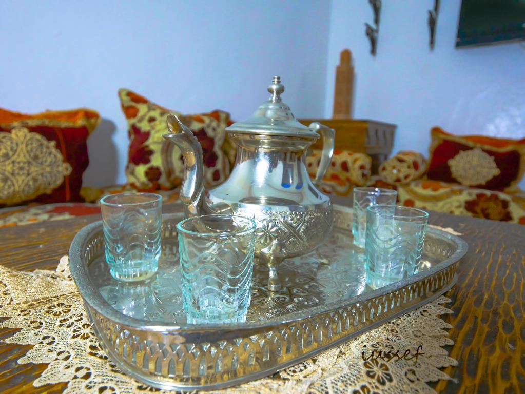 - un plateau avec des verres et une bouilloire sur une table dans l'établissement Al janah 1, à Chefchaouen