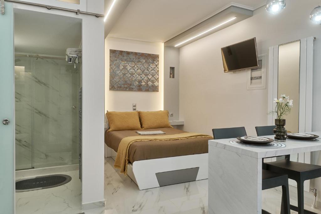 米蒂利尼的住宿－Modern Studio for Two, Mytilene Lesvos，一间卧室配有一张床,浴室设有淋浴。