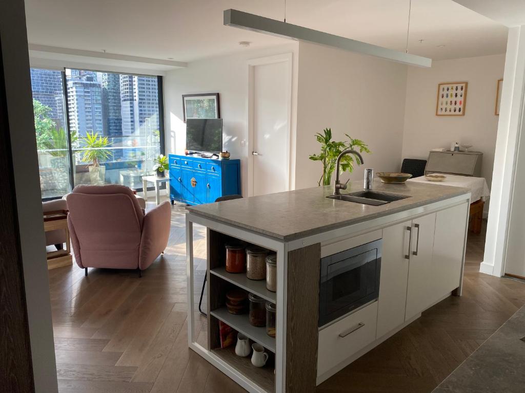 een keuken met een wastafel en een aanrecht in een kamer bij Spacious 2 bed apartment, great location in Melbourne