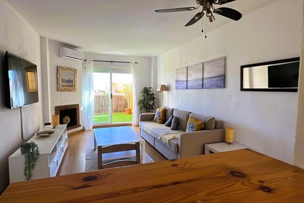 un soggiorno con divano e tavolo di Apartment close to Marbella a Cabopino