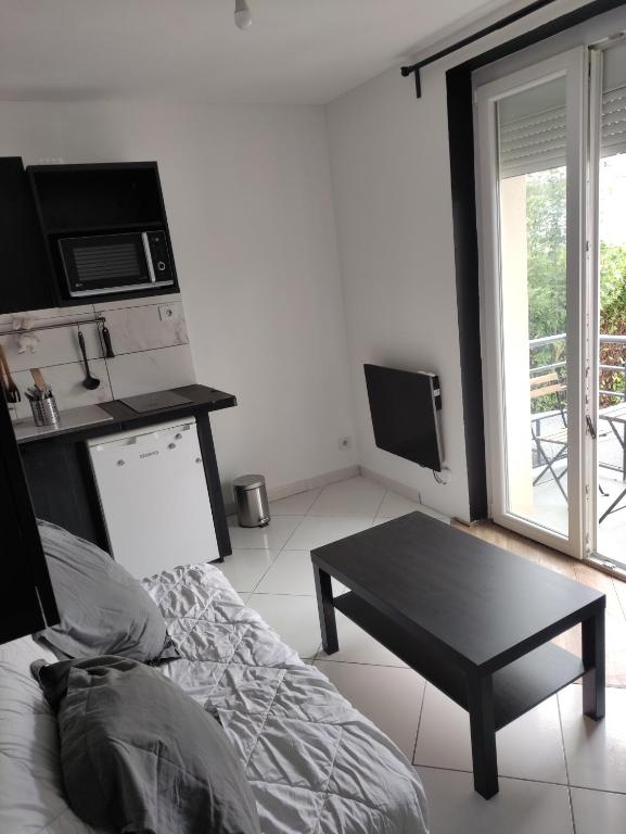 Postel nebo postele na pokoji v ubytování Studio bien situé avec un balcon