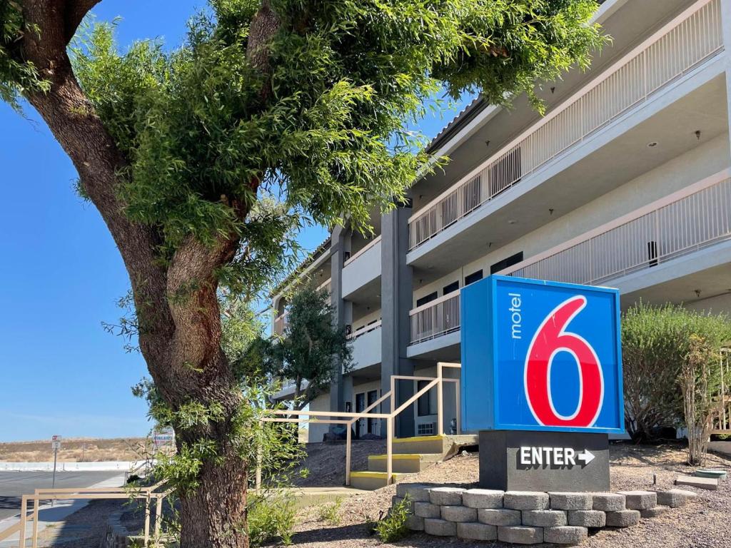 una señal frente a un edificio en Motel 6 Barstow, CA I15 and Lenwood Road, en Barstow