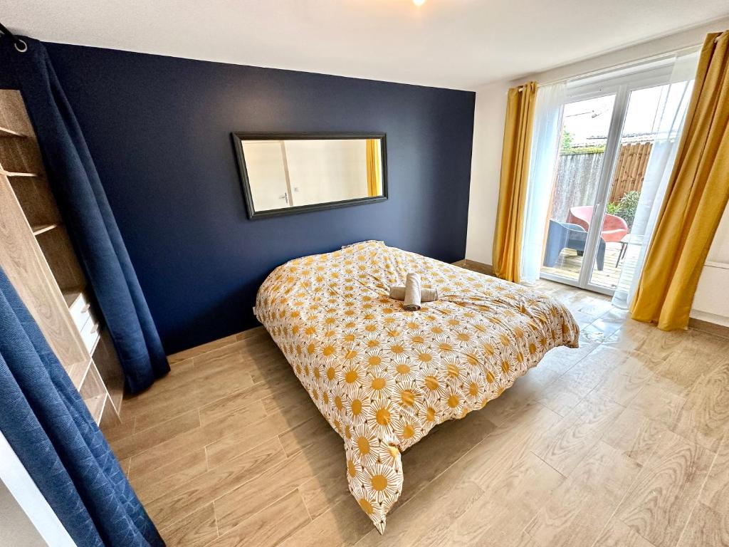 um quarto com uma cama e um espelho na parede em Evasion dépaysante Canal du Midi * Terrasse & SPA em Castelnaudary