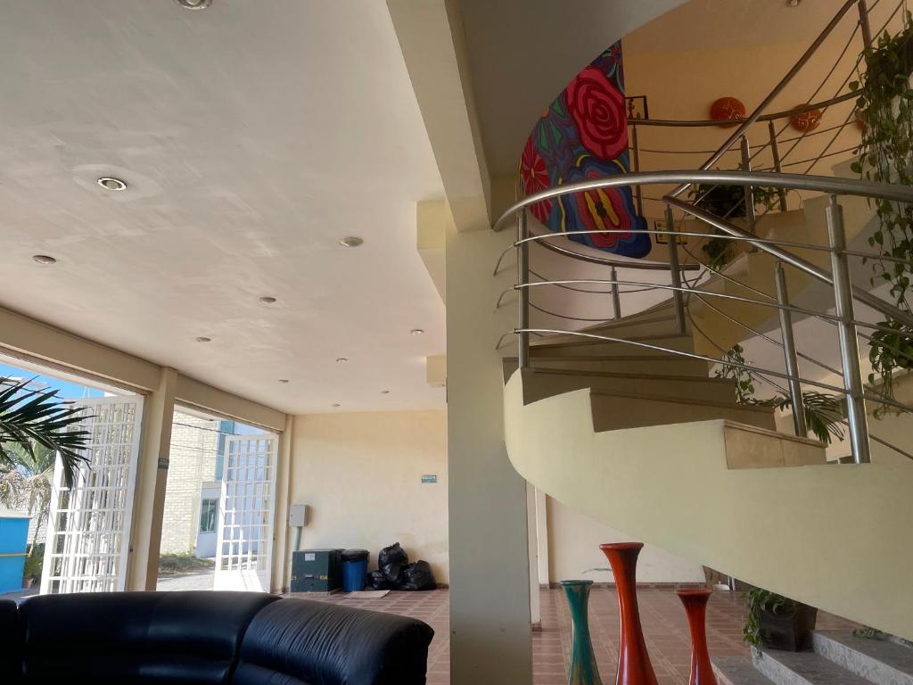 HOTEL ESTANCIA DON ROBERTO في سان بلاس: درج حلزوني في غرفة المعيشة مع أريكة