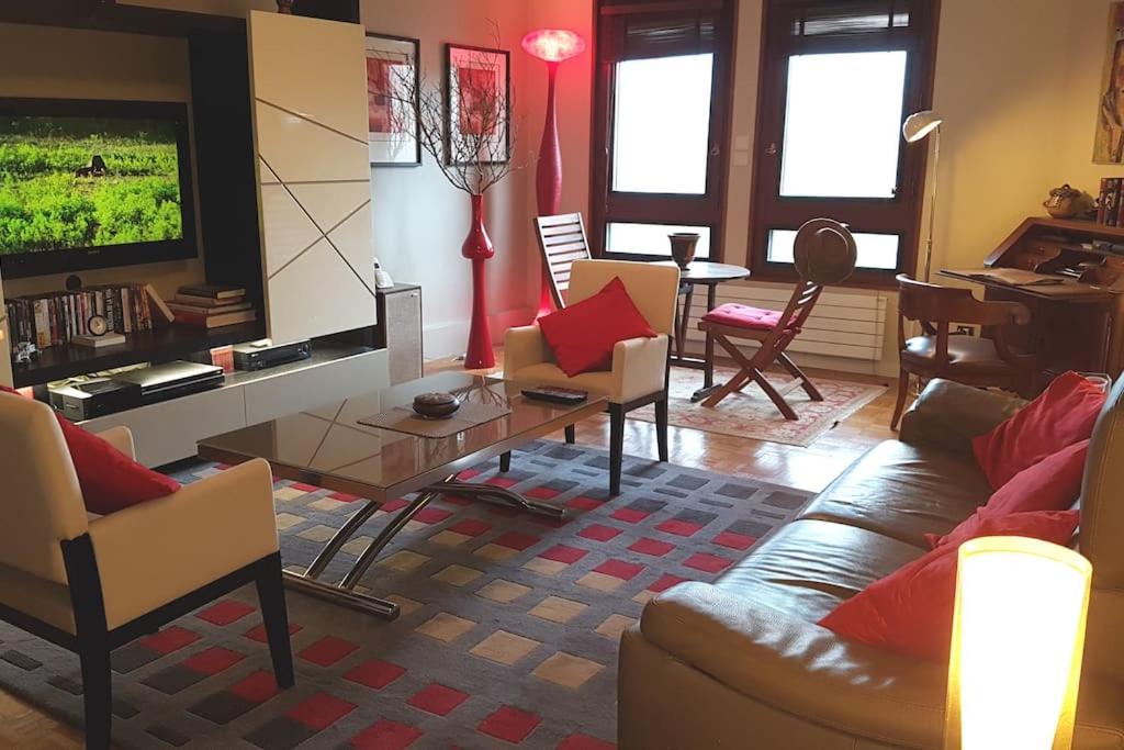 salon z kanapą i stołem w obiekcie Appartement tout équipé pour 4per parking privatif w mieście Suresnes