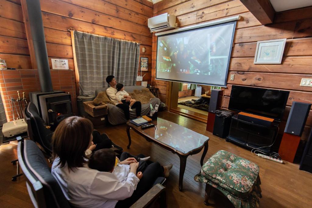 TV a/nebo společenská místnost v ubytování ログハウスkizuki