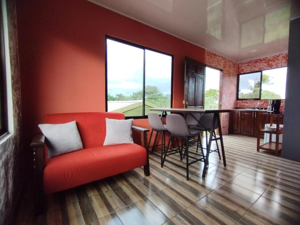 sala de estar con sofá rojo y mesa en Almendro apartments, en Fortuna