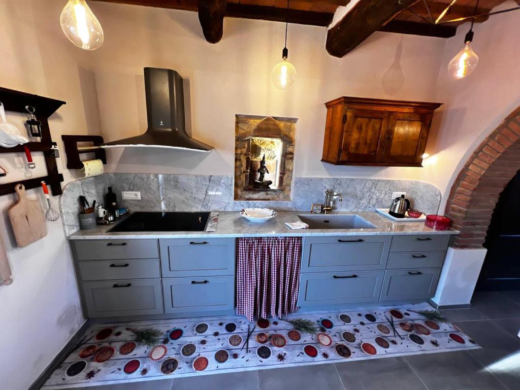 cocina con fregadero y fogones en Casale Saundarya - yoga e ayurveda in Toscana en Casciana Terme