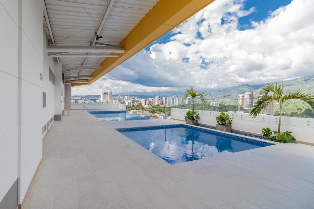 a swimming pool on the roof of a building at Fabuloso apartamento in Armenia