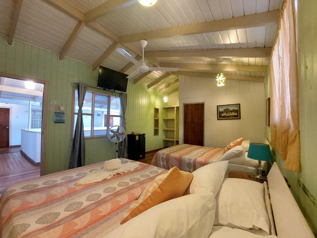 TV a/nebo společenská místnost v ubytování Hotel M&M Beach House