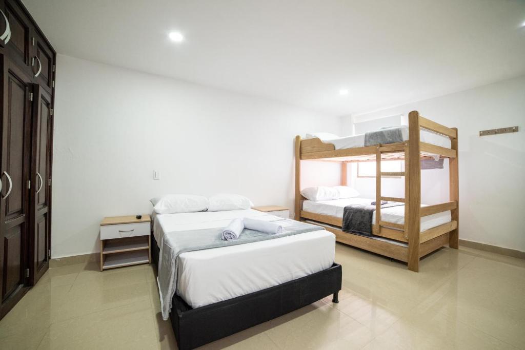 Un dormitorio con dos literas en una habitación. en Tu Refugio Acogedor en el corazón de Medellín Hab Privada A, en Medellín