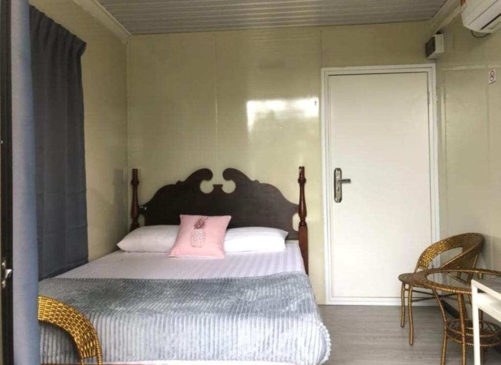 - une chambre avec un lit doté d'un oreiller rose dans l'établissement CABIN CRYSTAL HONEY D ' RUMAH BONDA RIVER VIEW, à Kampong Senawar