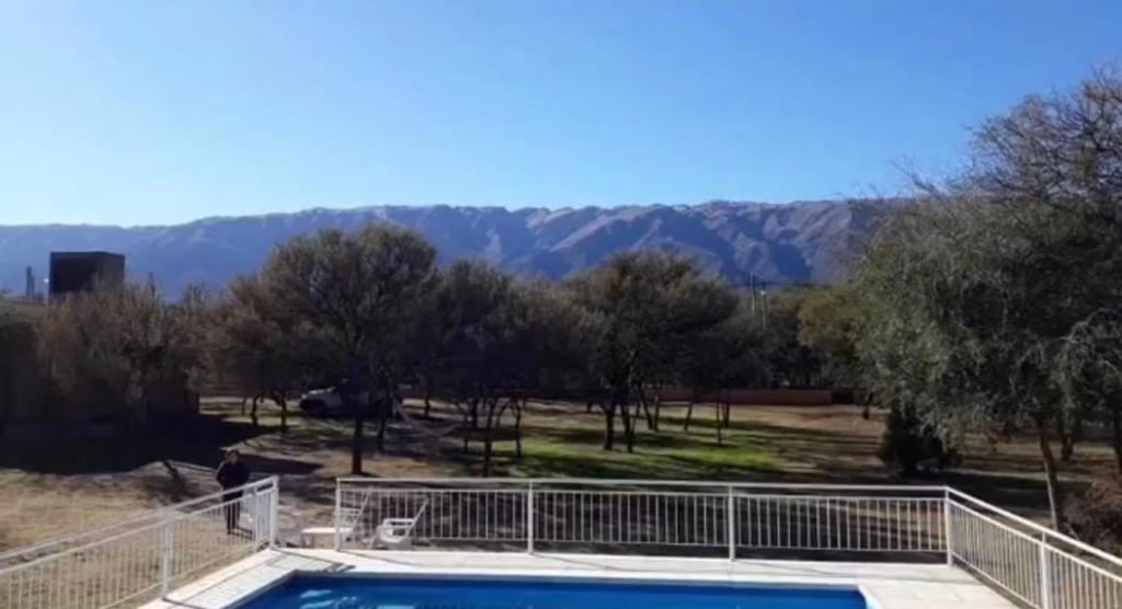 a view of a swimming pool with mountains in the background at Amor y Paz in Carpintería
