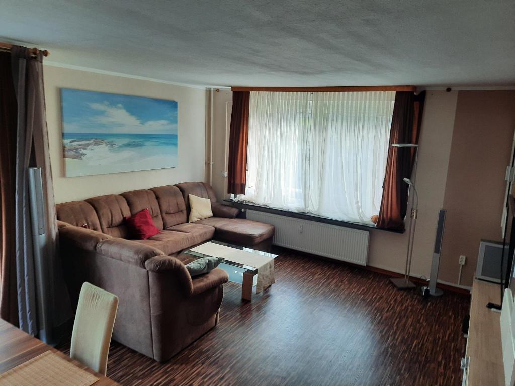 ein Wohnzimmer mit einem Sofa und einem Tisch in der Unterkunft C. Leuci in Hannover