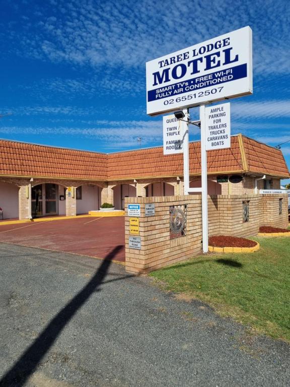a motel sign in front of a building at Taree Lodge Motel in Taree