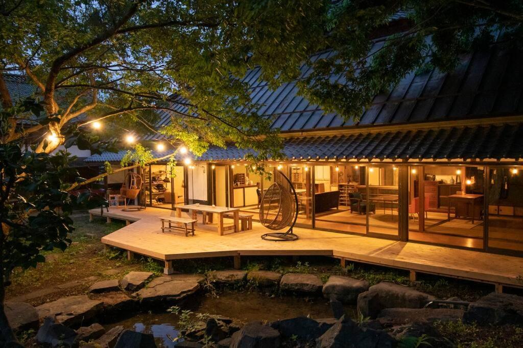 dom z patio i stawem w obiekcie 1日1組様限定　「ホシナサトマチ 」 w mieście Nagano