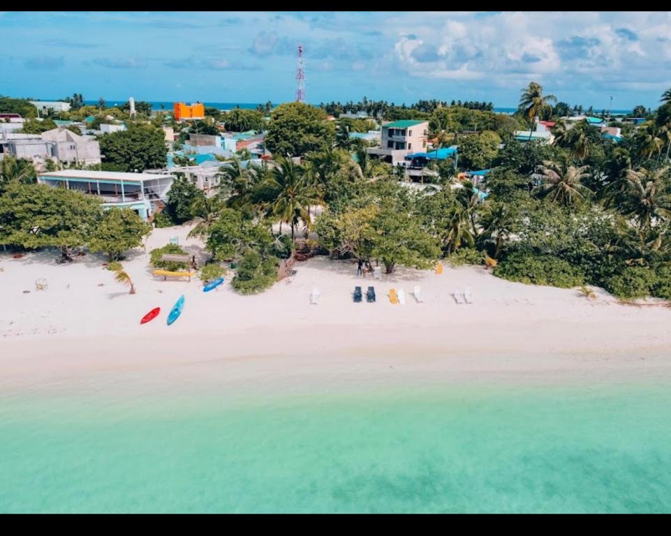 una vista aerea di una spiaggia con persone di Holiday Home Himmafushi a Himmafushi