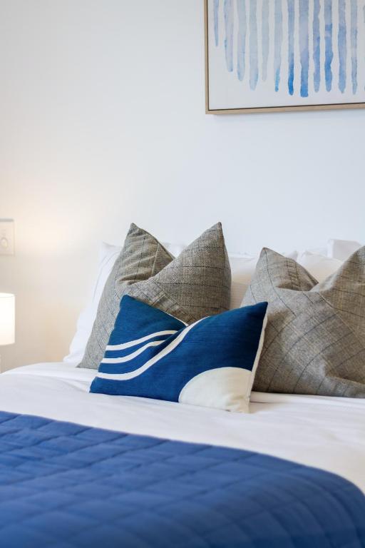 Central City Awaits 2 bed 2 bath - Resim 21