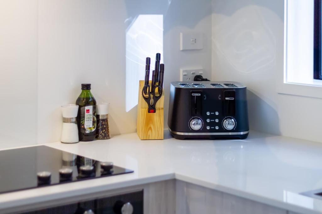 Central City Awaits 2 bed 2 bath - Resim 13