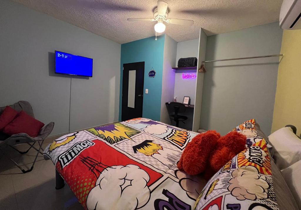 un dormitorio con una cama con animales de peluche en DICI Co-Living Housing Cabo San Lucas en Cabo San Lucas