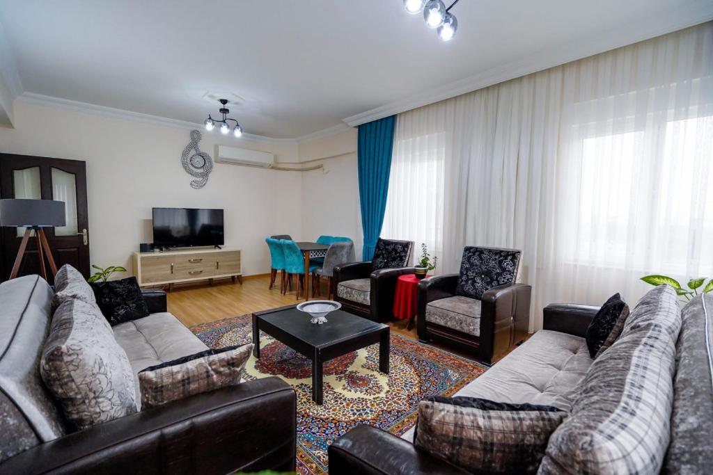 Svetainės erdvė apgyvendinimo įstaigoje Cozy Flat With Balcony in Kepez Antalya