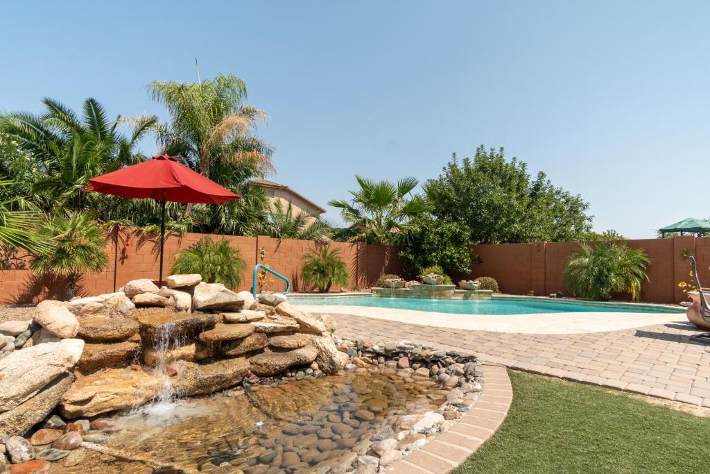 Swimmingpoolen hos eller tæt på Oasis Villa With Pool, Putting Green & Pool Table