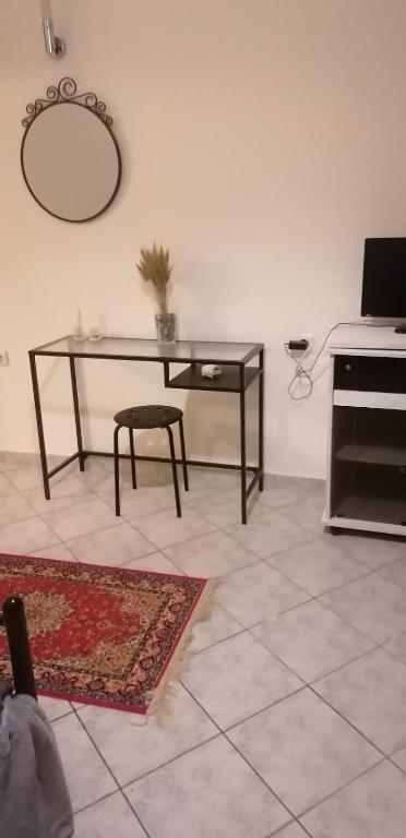TV a/nebo společenská místnost v ubytování menidistudios