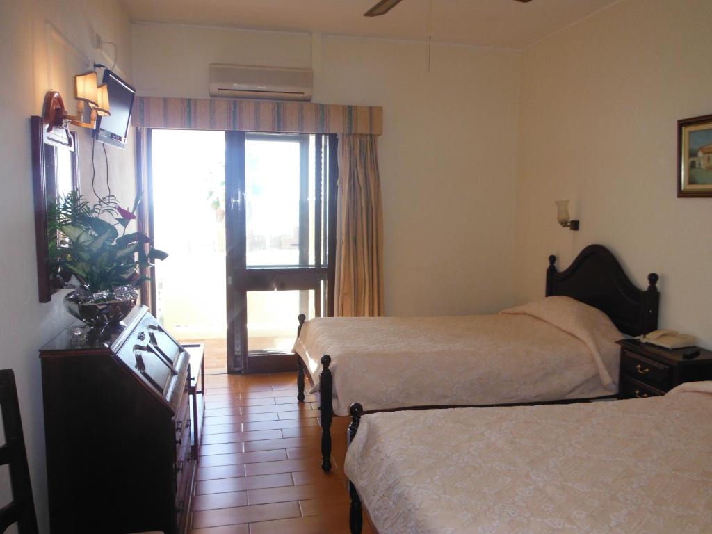 Postel nebo postele na pokoji v ubytování Aeromar Beach Hotel