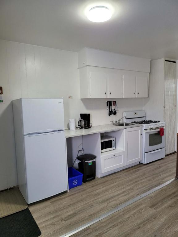 Kuchyň nebo kuchyňský kout v ubytování Midtown Motel on Alaska Ave