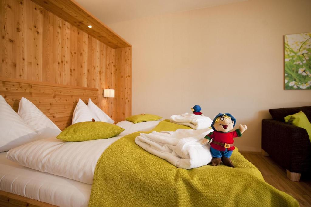 Postel nebo postele na pokoji v ubytování RAMSI euer Familienhotel