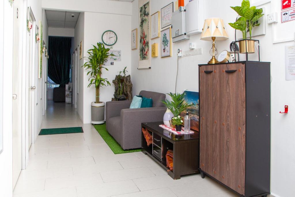 uma sala de estar com um sofá e uma mesa em Just Stay Inn Guest House em Malaca