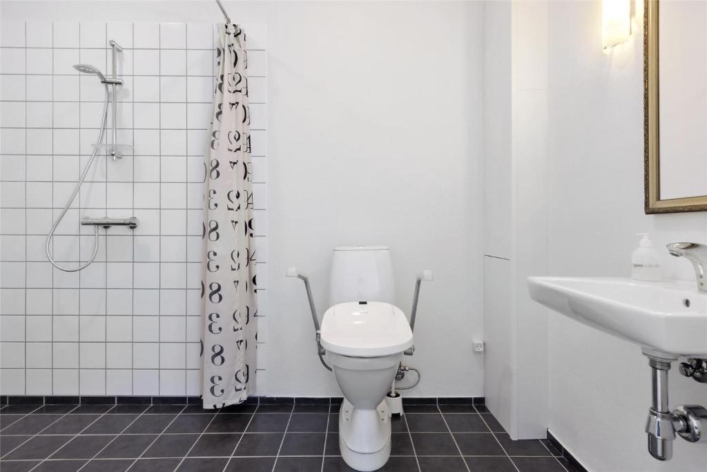 Koupelna v ubytování Sigerslevhus Stevns Klint