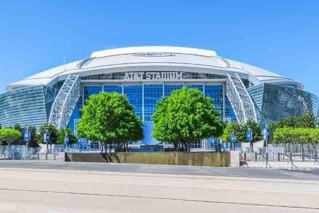 アーリントンにあるRight next to AT&T Stadium Arlington - Luxury Unitの目の前に木々が生い茂る大きな建物