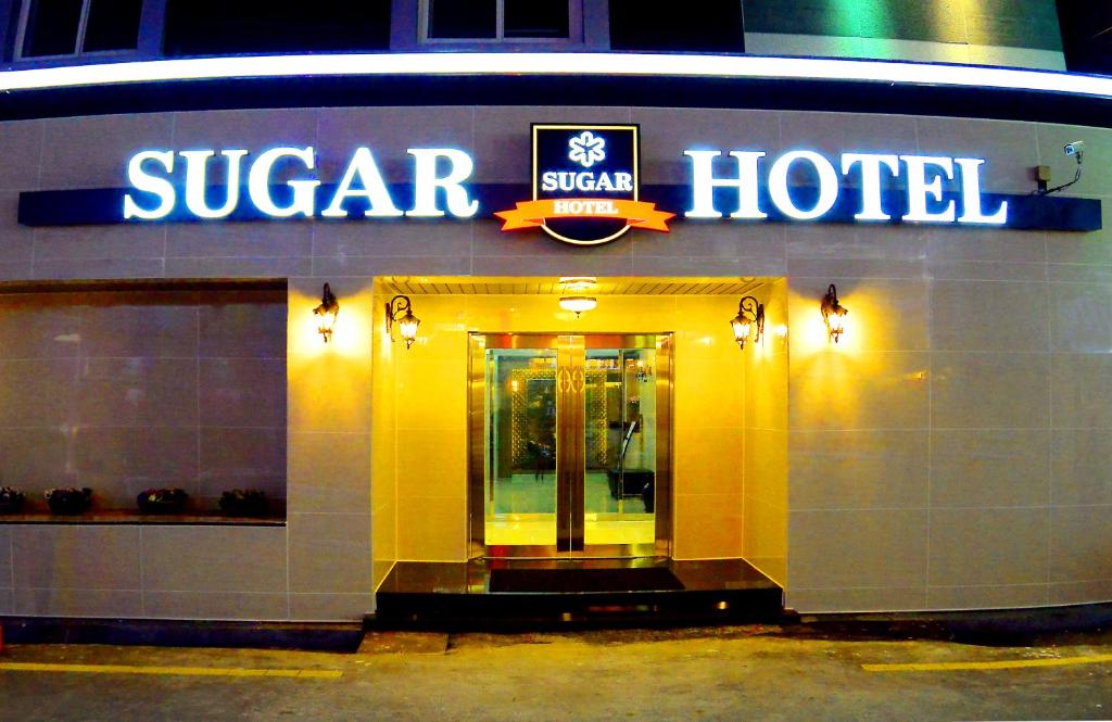 un hotel con un cartello sul lato di un edificio di Sugar Hotel a Gyeongju