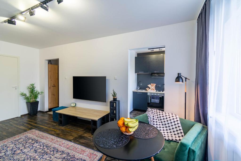 TV a/nebo společenská místnost v ubytování Apartments24 Laada 4