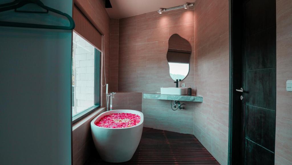 SEA HILLS Kuta Lombok - Deluxe Suite Met Spa -bad