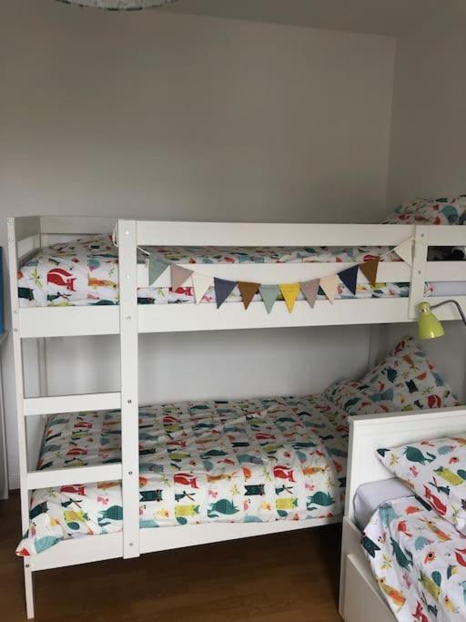 Łóżko lub łóżka w pokoju w obiekcie La Maison Familiale Ladou