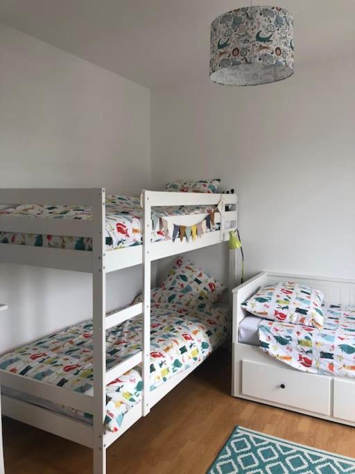 Łóżko lub łóżka w pokoju w obiekcie La Maison Familiale Ladou