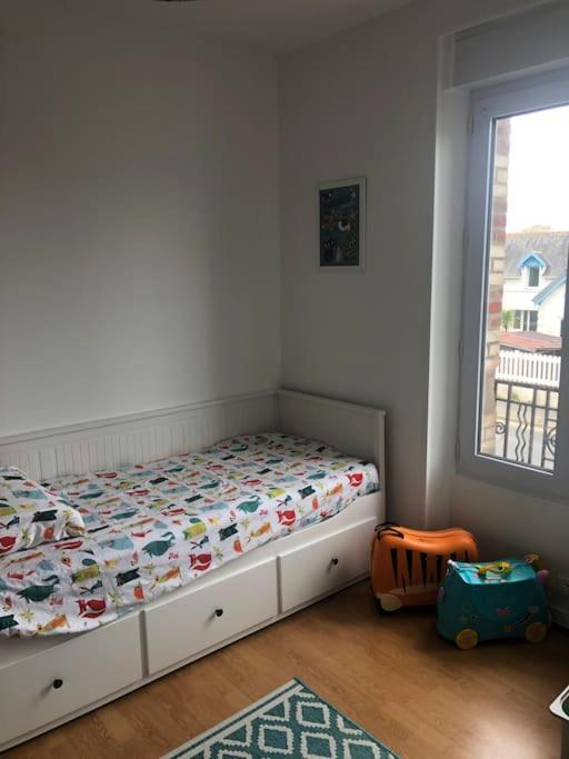 Łóżko lub łóżka w pokoju w obiekcie La Maison Familiale Ladou