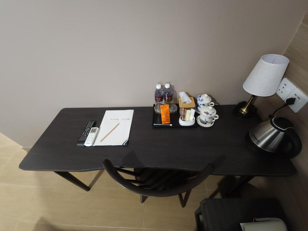 Příslušenství pro přípravu čaje a kávy v ubytování Yu Hotel Chinatown