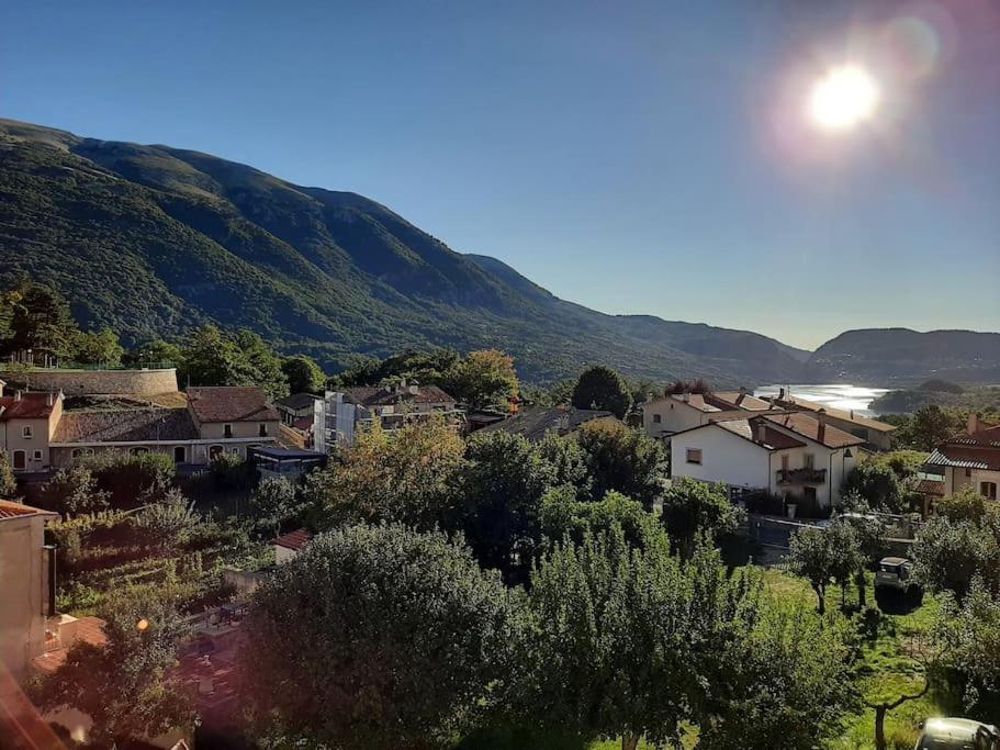 a view of a town with a mountain at Casa con vista lago, Civitella Alfedena in Civitella Alfedena