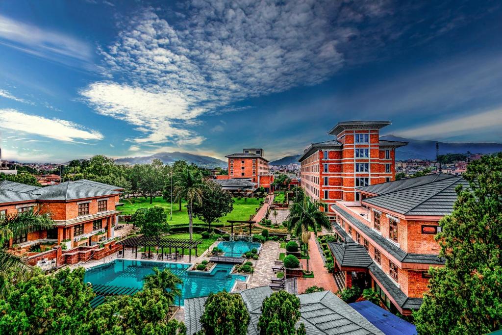 eine Luftansicht eines Resorts mit Pool und Gebäuden in der Unterkunft The Soaltee Kathmandu in Kathmandu