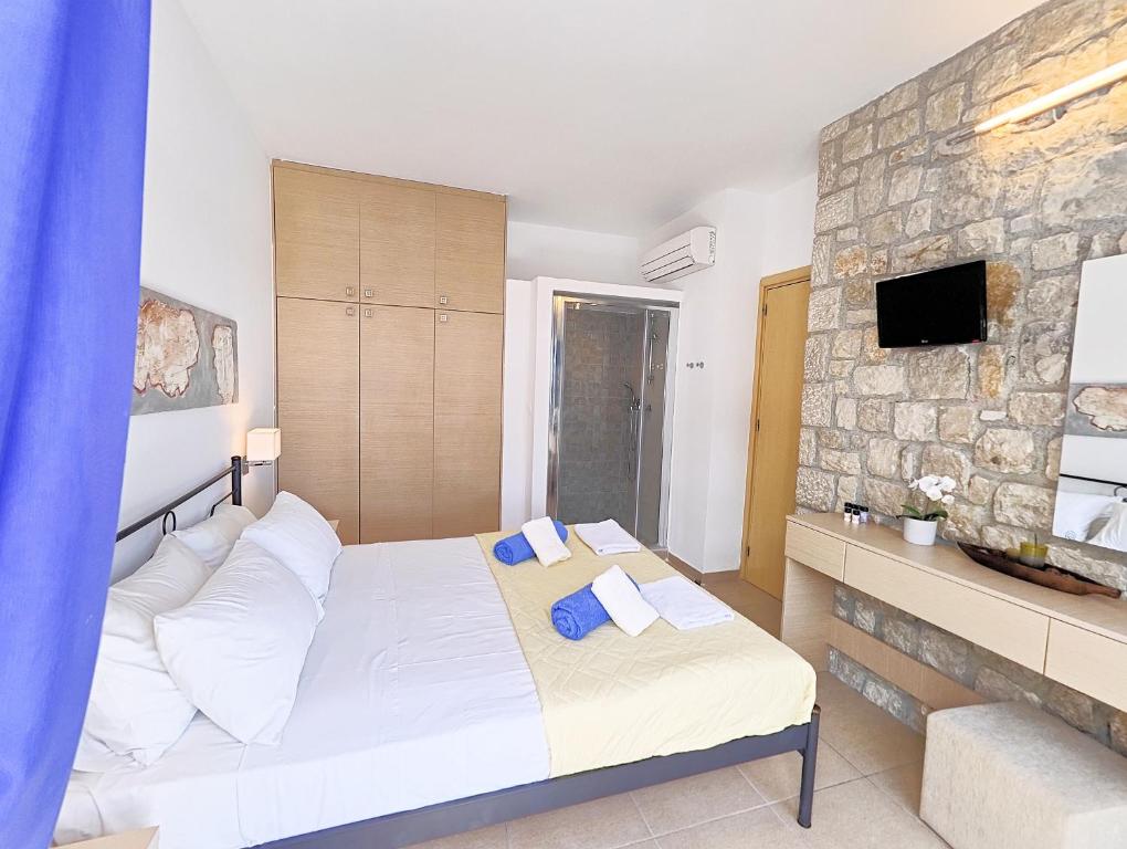 A bed or beds in a room at Villa CostaMare - enjoy lazy days on the private Pool-Jacuzzi