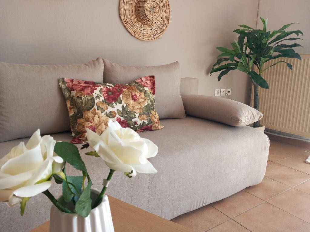 スカラ・カリラキスにあるSelene's Houseの花瓶のソファ付きのリビングルーム