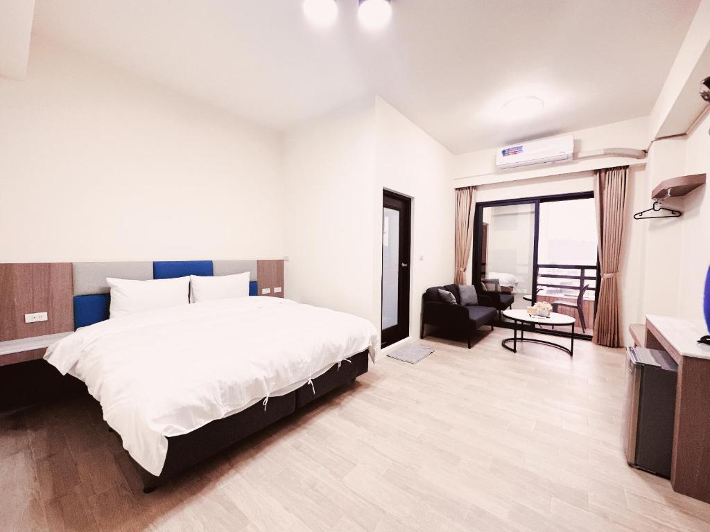 1 dormitorio con cama, escritorio y silla en Happy Dragon Homestay en Yuchi