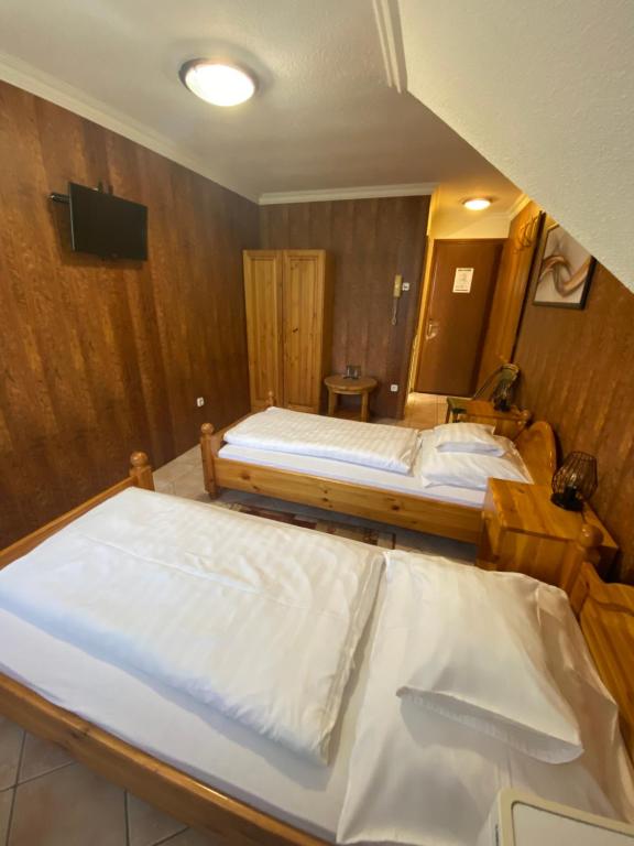Postel nebo postele na pokoji v ubytování Fehér Hattyú Panzió