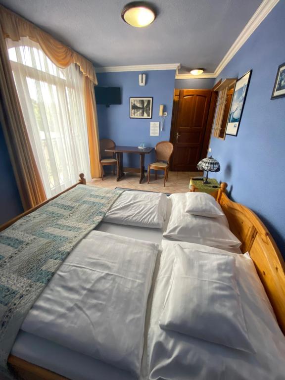 Postel nebo postele na pokoji v ubytování Fehér Hattyú Panzió
