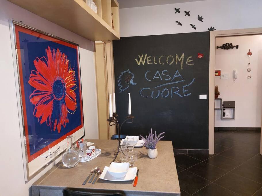 a black chalkboard with a welcome csa course on a wall at Casa Cuore in Marsala