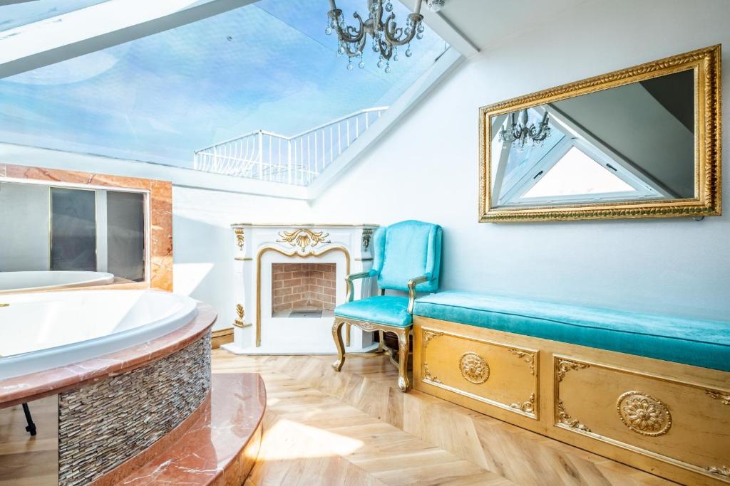 La salle de bains est pourvue d'une baignoire, d'un lavabo et d'une chaise. dans l'établissement Magnificent Studio Flat in Uskudar, à Istanbul