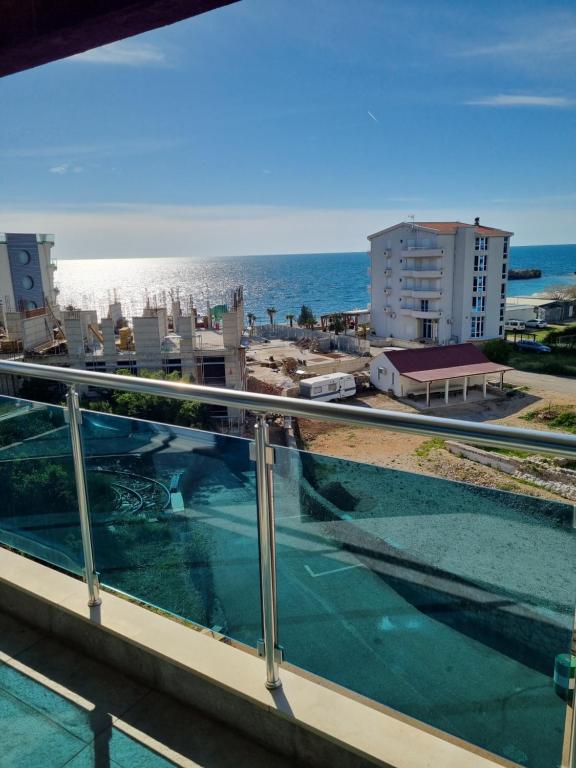 een balkon met uitzicht op het strand bij Apartman Edi 1 in Bar